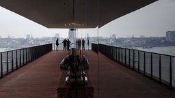 Eine Spiegelung auf der Plaza der Elbphilharmonie © Christian Spielmann / NDR Foto: Christian Spielmann