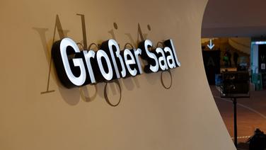 Ein Schriftzug "Großer Saal" in der Elbphilharmonie © Christian Spielmann / NDR Foto: Christian Spielmann