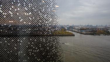 Eine bedruckte Scheibe in der Elbphilharmonie © Christian Spielmann / NDR Foto: Christian Spielmann