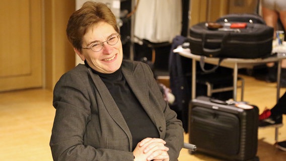 Sonja Epping, Managerin des NDR Elbphilharmonieorchesters, lächelt in die Kamera. © NDR/ Yaltah Worlitzsch Foto: Yaltah Worlitzsch