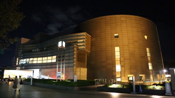 Die Konzerthalle in Kyoto leuchtet am Abend. © NDR/ Yaltah Worlitzsch Foto: Yaltah Worlitzsch