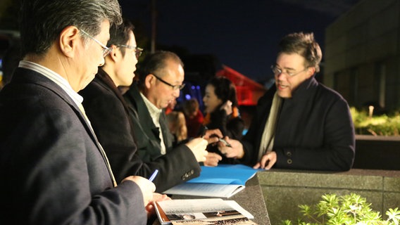 Alan Gilbert gibt in Kyoto Autogramme. © NDR/ Yaltah Worlitzsch Foto: Yaltah Worlitzsch