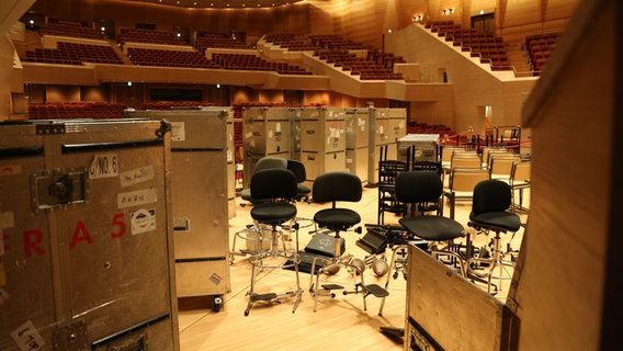 Abbau nach dem Konzert des NDR Elbphilharmonieorchesters in der Suntory Hall in Tokio. © NDR/ Yaltah Worlitzsch Foto: Yaltah Worlitzsch