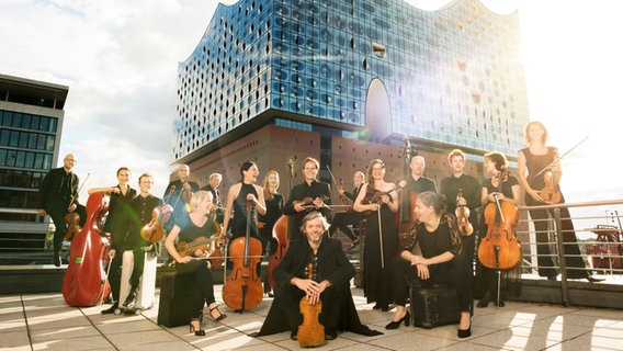 Das Ensemble Resonanz posiert vor der Elbphilharmonie. © Tobias Schult Foto: Tobias Schult