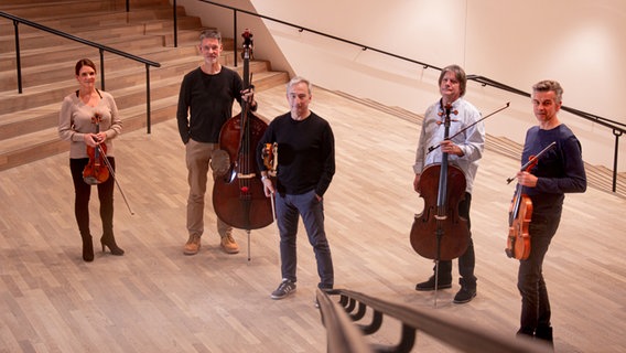 Das fabergé-quintett steht mit seinen Instrumenten im Foyer der Elbphilharmonie. © NDR Foto: Claudius Hinzmann