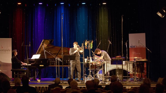 Nicholas Rimmer, Frederic Belli und Johannes Fischer auf der Bühne © NDR / Christiane Irrgang 