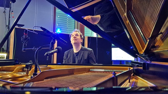 Der Pianist Florian Weber spielt Klavier im Studio von NDR Kultur © NDR Foto: Patricia Batlle