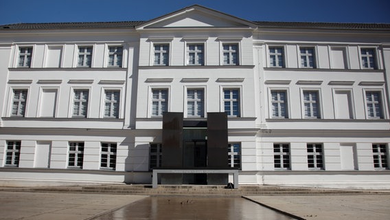 Zu sehen ist der Eingang des Pommerschen Landesmuseums in Greifswald. Zu sehen ist der Eingang des Pommerschen Landesmuseums in Greifswald. © NDR Foto: Mike-Thomas Römisch