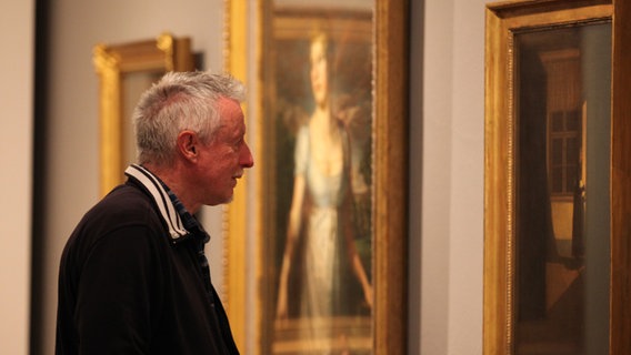 Ein Mann betrachtet ein Gemälde im Pommerschen Landesmuseum in Greifswald. © NDR Foto: Mike-Thomas Römisch