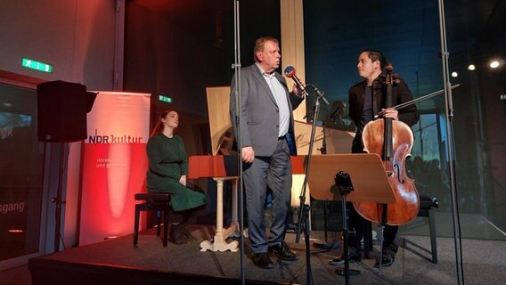 Elina Albach (Cembalo), Isang Enders (Cello) und Moderator Ludwig Hartmann beim Foyerkonzert on tour © NDR / Nicole Spietczack-Jaeger 