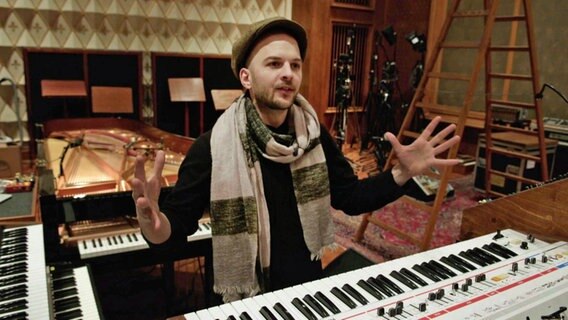 Nils Frahm zwischen Keyboards. © NDR/Kulturjournal 