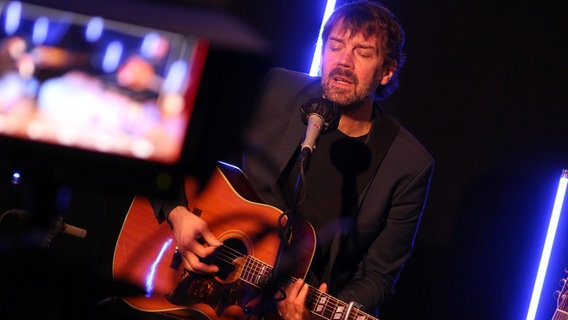 Niels Frevert mit Gitarre am Mikrofon im Studio von NDR Kultur. © NDR Foto: Claudius Hinzmann