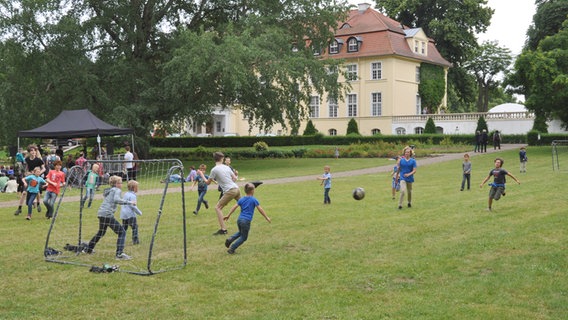 Fußball im Park beim Kinder- und Familienfest auf Schloss Hasenwinkel. © NDR/B. Probol Foto: Britta Probol