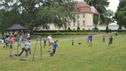 Fußball im Park beim Kinder- und Familienfest auf Schloss Hasenwinkel. © NDR/B. Probol Foto: Britta Probol