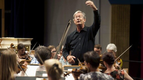 John Eliot Gardiner dirigiert die English Baroque Soloists und den Monteverdi Choir © picture alliance / Pedro Puente Hoyos/EFE/dpa 