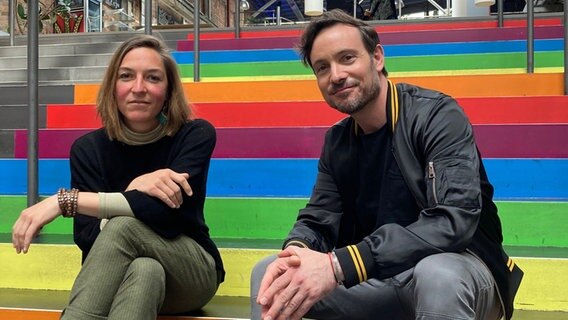 Andrea Schwyzer und Eric Gauthier sitzen auf einer bunten Treppe © Nicola Steller 