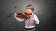 Ein kleiner Junge spielt Geige © imago 