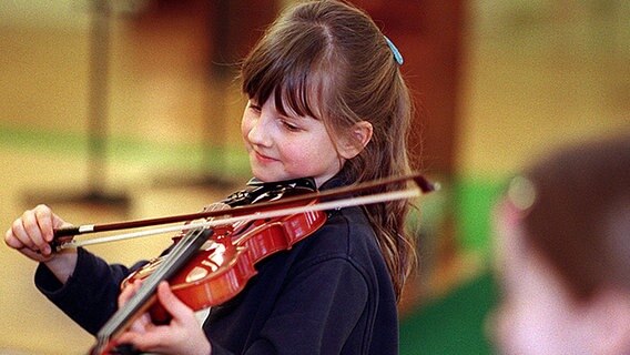 Kleine Mädchen probieren das Geigespielen © dpa 