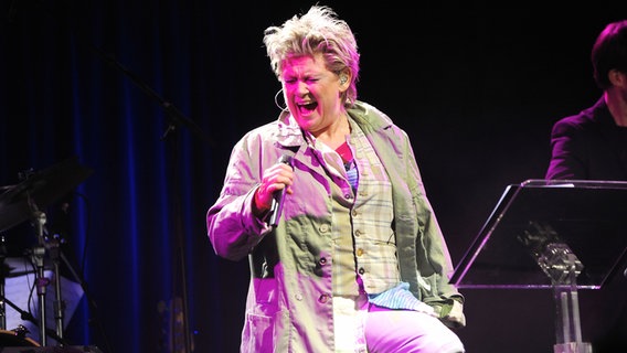 Die Sängerin Gitte Hænning singt auf der Bühne in ein Mikrofon. © picture alliance / POP-EYE | POP-EYE / Brigitte Heinrich 