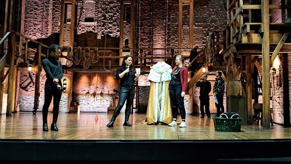 Kinder und Jugendliche wohnen den Vorbereiten vor einer Aufführung des Musicals Hamilton bei. Kinder und Jugendliche wohnen den Vorbereiten vor einer Aufführung des Musicals Hamilton bei. © NDR/ Petra Volquardsen