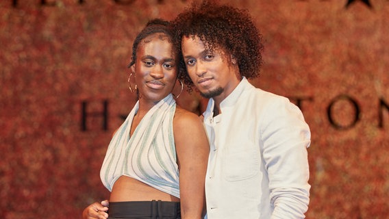 Ivy Quainoo (links) und Benét Monteiro sind Darsteller des Musicals "Hamilton" auf der Bühne in Hamburg © Georg Wendt/dpa-Bildfunk Foto: Georg Wendt
