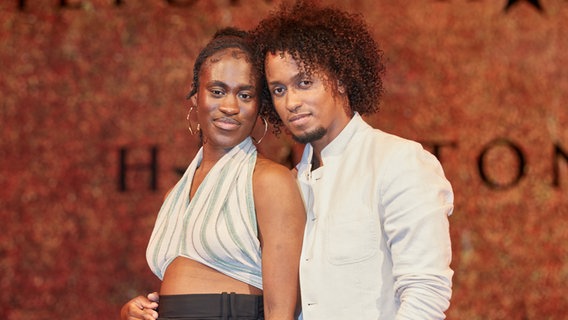 Ivy Quainoo (links) und Benét Monteiro sind Darsteller des Musicals "Hamilton" auf der Bühne in Hamburg Ivy Quainoo (links) und Benét Monteiro sind Darsteller des Musicals "Hamilton" auf der Bühne in Hamburg © Georg Wendt/dpa-Bildfunk Foto: Georg Wendt