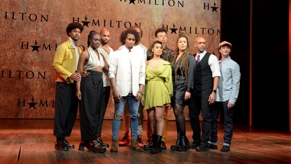 Der fast komplette Cast des Musicals "Hamilton" auf der Bühne in Hamburg im Operettenhaus auf der Reeperbahn © NDR Foto: Patricia Batlle