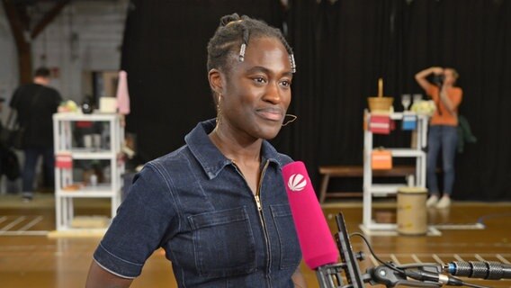 Sängerin Ivy Quainoo spricht über ihre Rolle als Eliza Hamilton im Musical "Hamilton" in Hamburg © NDR Foto: Patricia Batlle