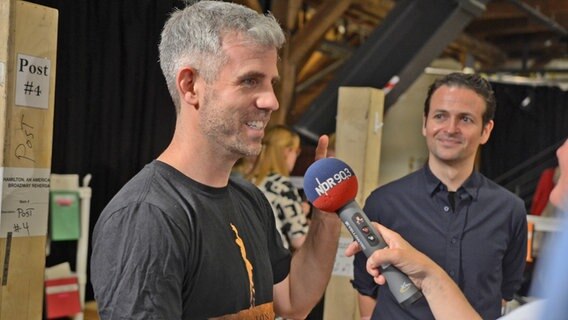 Kurt Crowley (links) im NDR Gespräch und Patrick Vassel (r.) bei den Proben zum Musical "Hamilton" in Hamburg © NDR Foto: Patricia Batlle