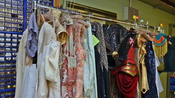 Viele Kostüme in mehreren Farben und Stoffen hängen auf einer Kleiderstange für das Musical "Hercules" © NDR Foto: Patricia Batlle