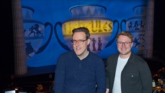 Zwei Männer mit Brille im Publikumsraum des Musicals "Hercules" in Hamburg © NDR Foto: Patricia Batlle