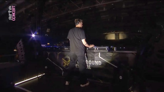Marlon Hoffstadt auf der Bühne beim Fairground © Screenshot NDR 