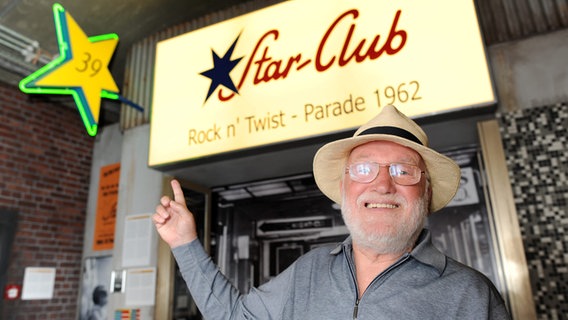 Horst Fascher vor dem nachgebauten Eingang des Star-Clubs im Beatles-Museum am 5. August 2010 . © dpa Foto: Maurizio Gambarini