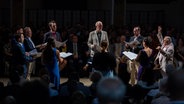 Das Huelgas Ensemble und Paul Van Nevel stehen in einem Kreis © © Majda Slámová / Concentus Moraviae 