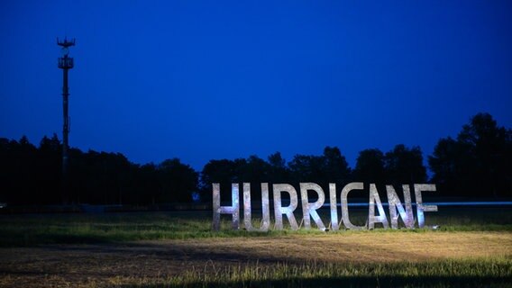 Der Schriftzug "Hurricane" in der Abenddämmerung.  Foto: Benjamin Hüllenkremer