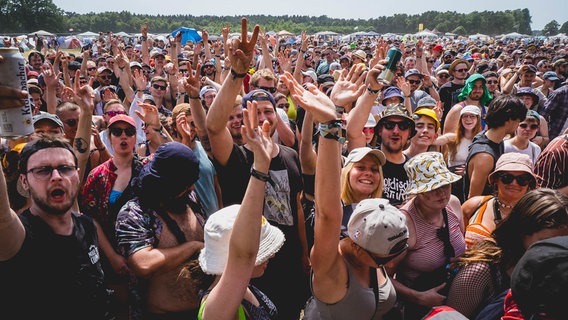 Fans beim Hurricane Festival strecken die Arme in die Höhe. © NDR Foto: Benjamin Hüllenkremper