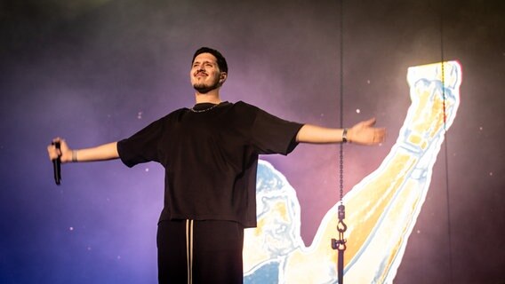 RIN auf der Bühne beim Hurricane Festival 2023 © NDR Foto: Benjamin Hüllenkremper