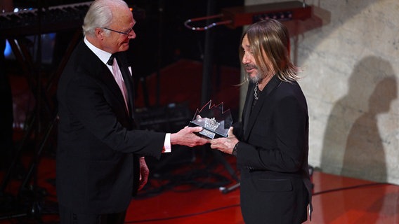 Carl Gustav übergibt Iggy Pop den Polar Music Prize. © picture alliance / TT NYHETSBYR?N | Jessica Gow/TT 