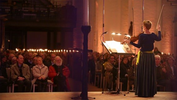 Die Geigerin Isabelle Faust bei einem Konzert in der Hamburger Katharinenkirche. © Mairena Torres Foto: Mairena Torres