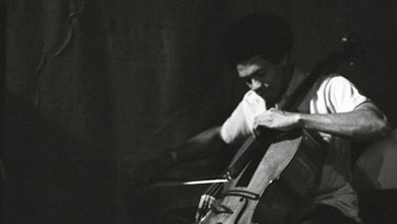 Ein Mann spielt Cello. © Creative-Commons-Lizenz "Namensnennung - Weitergabe unter gleichen Bedingungen 2.0 generisch" Foto: Tom Marcello