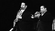 Der amerikanische Jazzmusiker Nat Adderley (rechts) und sein Bruder Julian Cannonball Adderley bei einem Auftritt in Kopenhagen 1961. © dpa Foto: Lennart Steen/JP Jazz Archives