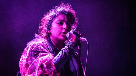 Eine Frau hält eine Mikrofon in das sie hinein singt. © Gonzales Photo/Erling Brodersen Foto: Erling Brodersen