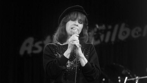 Eine Frau singt in ein Mikrofon © picture alliance/United Archives Foto: United Archives Mediennummer 215334514