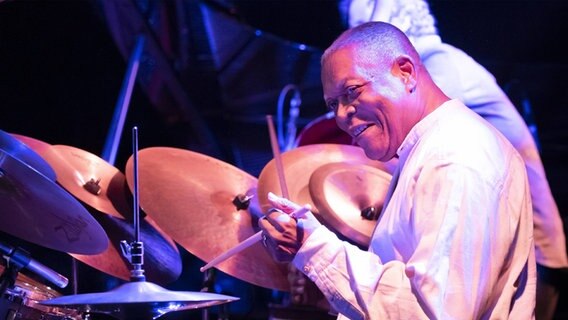 Billy Hart spielt Schlagzeug. © IMAGO / Pacific Press Agency Foto: Lev Radin
