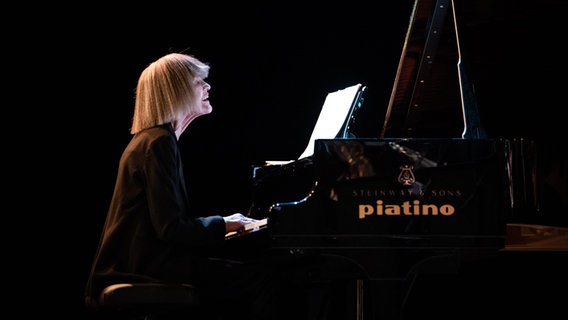 Carla Bley sitzt am Klavier © picture alliance / Pacific Press | Alessandro Bosio Foto: Alessandro Bosio