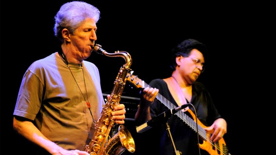 Bob Mintzer und Bandkollege Jimmy Haslip während eines Konzertes der Yellowjackets in Essen. © Sven Thielmann Foto: Sven Thielmann