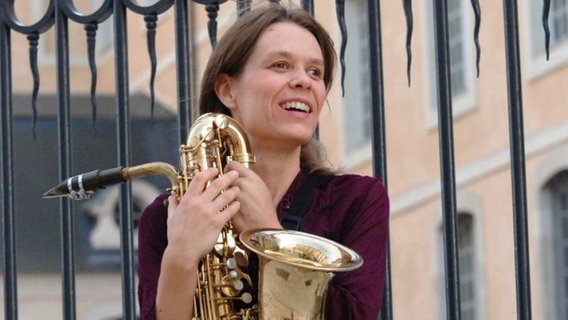 Die Saxofonistin Céline Bonacina mit ihrem Instrument. © Docmac2010 