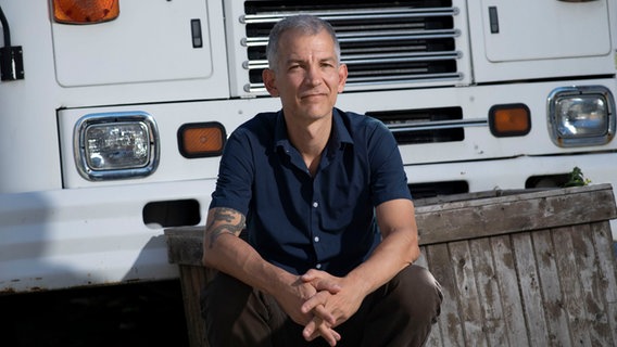 Jazzpianist Brad Mehldau sitzt vor einem Auto © Elena Olivo Foto: Elena Olivo