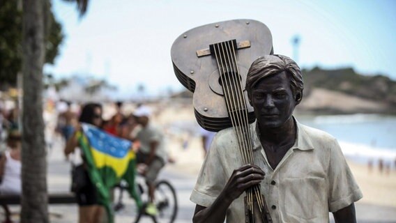 Statue des Gitarristen Antonio Carlos Jobim, Brasilien © picture alliance / dpa | Antonio Lacerda 