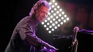 Chick Corea spielt auf einem Flügel und lächelt in die Kamera © picture alliance/dpa/Vincent Andorra Foto: Vincent Andorra